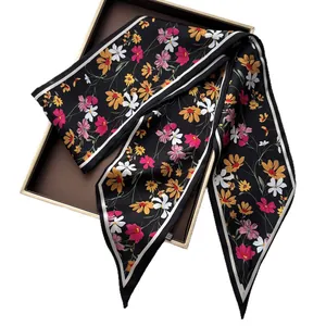 Élégant foulard en satin de soie noir à fleurs de marguerite dans une boîte cadeau
