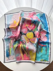 Detalle de pañuelo de seda con estampado floral de narcisos al óleo en rosa y amarillo