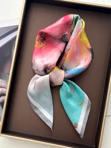 Primer plano de un pañuelo de seda con motivos florales de pintura al óleo y colores vivos