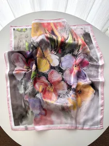 Vista detallada del estampado floral de narcisos artísticos en un pañuelo de seda suave