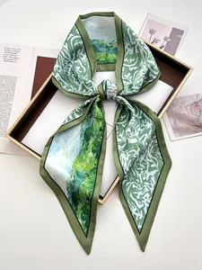 Détail d'un foulard en soie avec imprimé peinture à l'huile dans un coffret