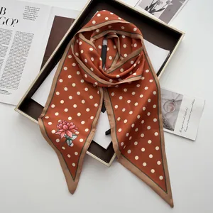 Detailansicht des Retro Seidenschals in Rostrot mit Punkten und Blumenmuster