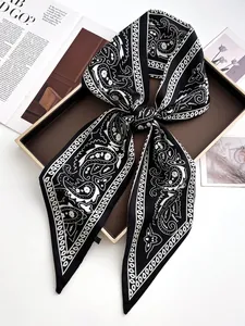 Detailansicht eines Paisleymusters auf einem Seidenschal in Schwarz und Weiß