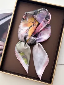 Detalle de pañuelo de seda con estampado de flores al óleo en una caja de regalo
