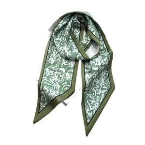 Foulard twilly en satin de soie avec imprimé abstrait vert et blanc et bords foncés