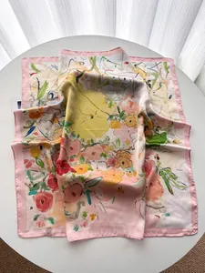Détail d'un foulard en soie aux imprimés floraux de peinture à l'huile avec un fini satiné