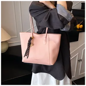 Bolso tote rosa con textura de lichi y detalle de pañuelo llevado al hombro para mujer