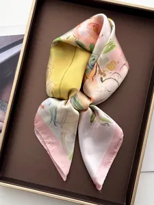Gros plan d'un foulard en soie avec imprimé floral artistique dans un plateau chic