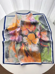 Detalle de estampado de narciso al óleo sobre pañuelo de seda sintética suave