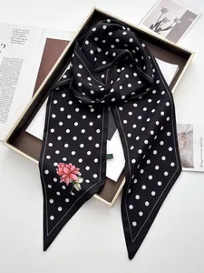 Seidenschal mit Punkten und Blumenprint in einer braunen Mode-Displaybox