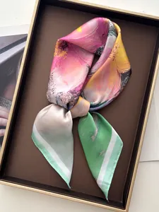Vista detallada de un pañuelo de seda con estampado de narcisos en una caja de joyería