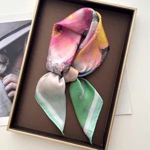 Detalle de bufanda de seda con estampado floral de pintura al óleo en caja de regalo