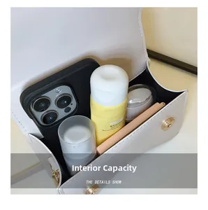 Vue détaillée de l'intérieur du sac bandoulière en cuir PU blanc avec rangement spacieux