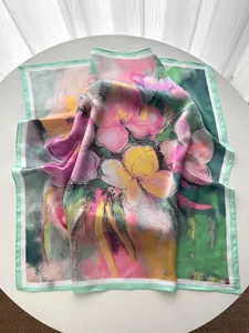 Detalle del patrón floral de pintura al óleo en un suave pañuelo cuadrado de seda