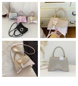 Détail de sacs bandoulière tendance avec fermoir fleur dorée et rabat texturé chic