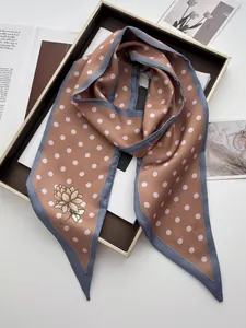 Detailansicht eines Satin-Schals mit Polka-Dot-Mustern und Lotus-Blumen-Aufdruck
