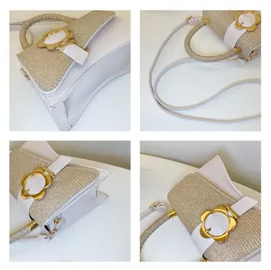 Détail de la texture tissée et du fermoir fleur dorée sur le petit sac crème à main