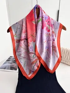 Détail d'un foulard en soie style peinture florale drapé sur un cintre en bois