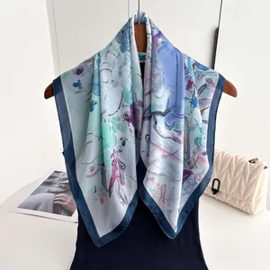 Détail d'un foulard carré en aspect soie avec imprimé floral de peinture à l'huile