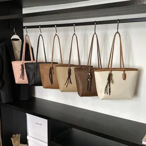 Bolsos tote grandes y minimalistas de cuero para mujer en seis colores en un soporte