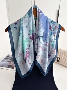 Détail d'un foulard en soie à imprimé floral artistique bleu et violet sur un cintre