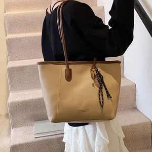 Bolso tote kaki minimalista con textura lichi y correas en contraste para diario