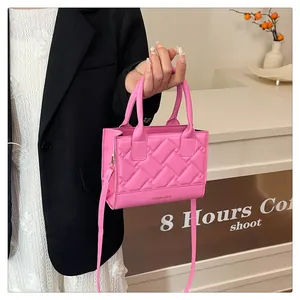 Fuchsia gewatteerde crossbodytas met handvatten en tekstdetail Fashion & Bags