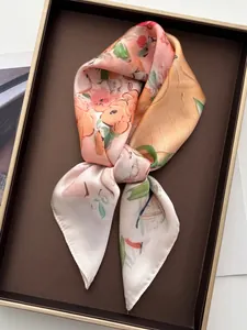 Gros plan d'un foulard en soie avec imprimé floral et texture douce noué avec soin