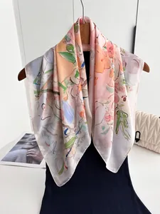 Détail d'un foulard en soie à motif floral de peinture à l'huile sur un cintre