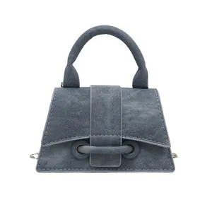 Mini borsa a mano in denim blu vintage con catena e cuciture grigie a trapezio