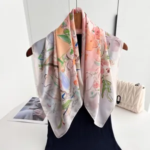 Vue détaillée d'un foulard en soie avec imprimé fleuri effet peinture à l'huile
