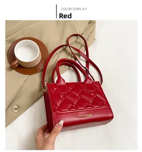 Detail van rode gewatteerde kunstlederen handtas met Fashion & Bags tekst op een blazer