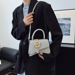 Sac chic en similicuir argenté et gris avec fermoir floral et base incurvée élégante