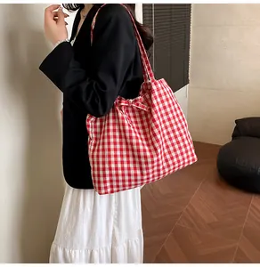 Borsa tote in tela a quadretti rossi e bianchi con fiocco laterale per il modello