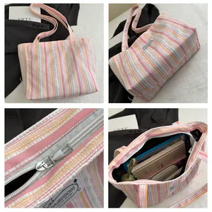 Détail du sac cabas rayé en toile avec fermeture éclair et intérieur spacieux et large