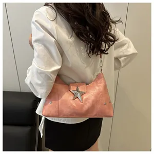 Sac bandoulière rose Y2K avec boucle étoile argentée porté par un mannequin