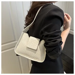 Vue détaillée du sac sous l'aisselle en cuir PU blanc tressé avec fermeture à rabat épurée