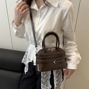 Borsa a conchiglia marrone scuro chic con fibbia metallica e tracolla regolabile da donna