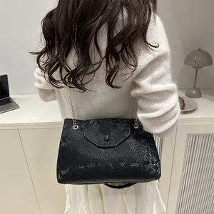 Sac fourre-tout noir à motif serpent avec chaîne dorée pour le quotidien et le bureau