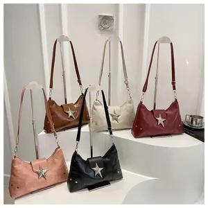 Dettaglio di borse sottobraccio stile punk con stelle metalliche in cinque colori