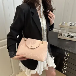 Sac bandoulière rose à motif serpent et chaîne dorée pour femmes élégantes