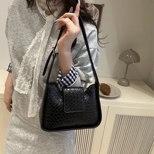 Sac bandoulière tissé noir de style français avec design en U et poignée confortable