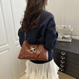 Borsa sottobraccio retrò in ecopelle marrone con fibbia a stella argento per uno stile punk