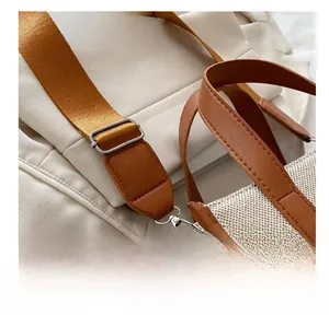 Détail de la bandoulière en cuir réglable avec boucle en métal argenté sur sac en toile