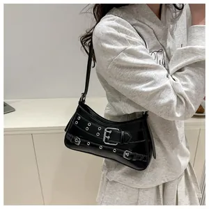 Detailaufnahme schwarze Punk-Schultertasche mit silbernen Ösen und Metallschnallen