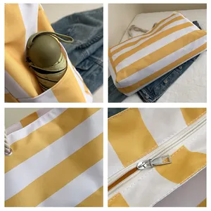 Details der gelb gestreiften Canvas-Tasche mit Seitentasche und Baumwollseilgriff