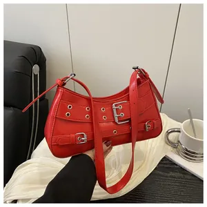 Detailansicht der roten Hobo-Tasche mit silbernen Nieten und Schnallen im Alltag