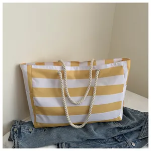 Detailansicht der gelb-weiß gestreiften Canvas-Tasche mit dicken Baumwollseilgriffen
