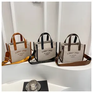 Détails de trois sacs cabas en toile avec garniture en cuir et larges bandoulières