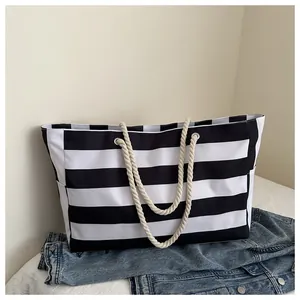 Details der Canvas-Tasche mit schwarz-weißen Streifen und dicken Baumwollgriffen